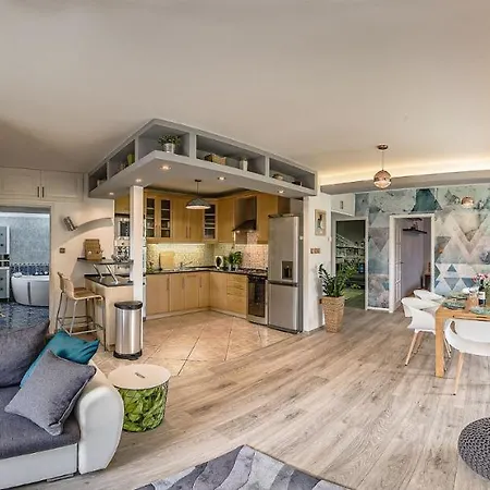 Riverside Apartman**** Apartment