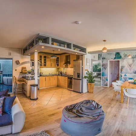 Riverside Apartman**** *